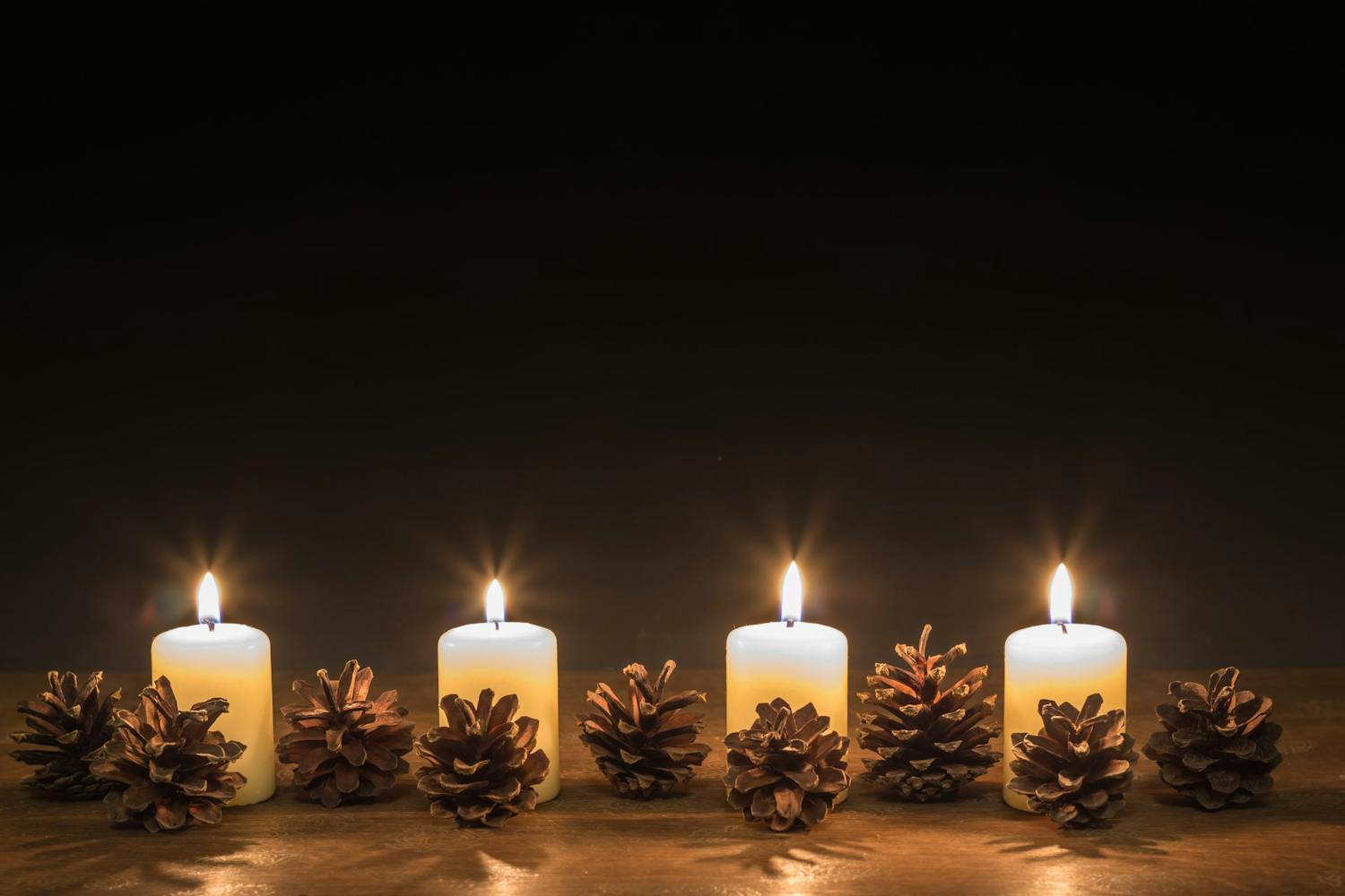 kynttilöitä kuvattu pienellä aukolla